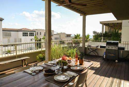 Sunny Architectonic Apartment With Green Terrace