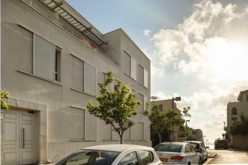 Sunny Architectonic Apartment With Green Terrace