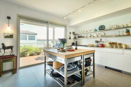 Sunny Architectonic Apartment With Green Terrace