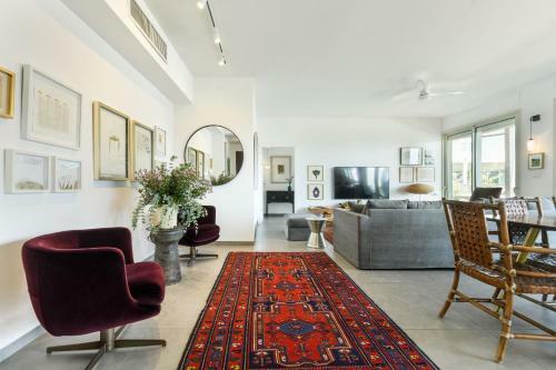 Sunny Architectonic Apartment With Green Terrace