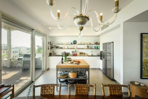 Sunny Architectonic Apartment With Green Terrace