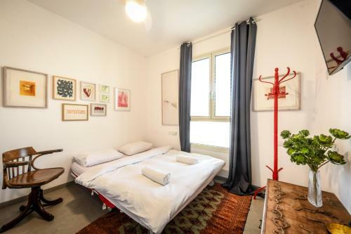Sunny Architectonic Apartment With Green Terrace