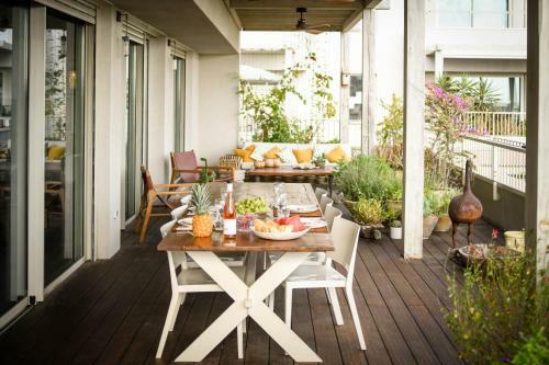 Sunny Architectonic Apartment With Green Terrace