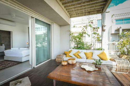 Sunny Architectonic Apartment With Green Terrace