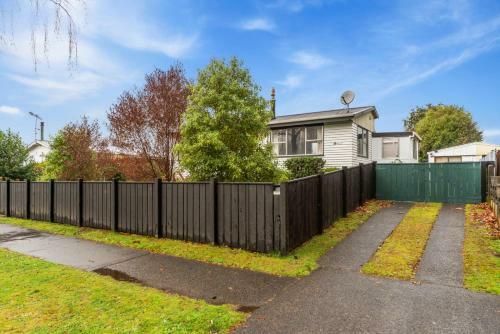 Crab Apple Cottage - T?rangi Holiday Home
