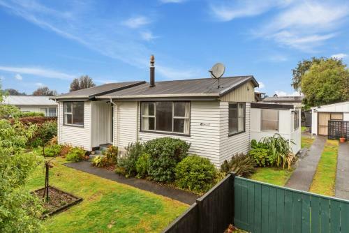 Crab Apple Cottage - T?rangi Holiday Home