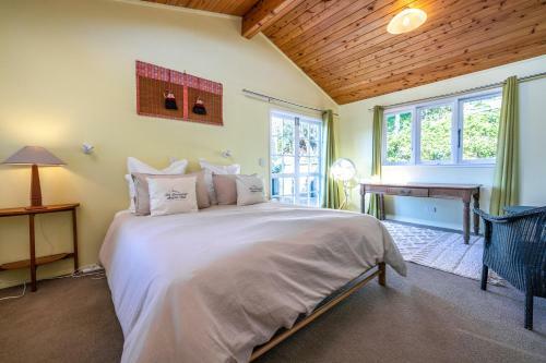 Okahu House - Surfdale Holiday Home