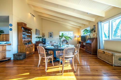 Okahu House - Surfdale Holiday Home
