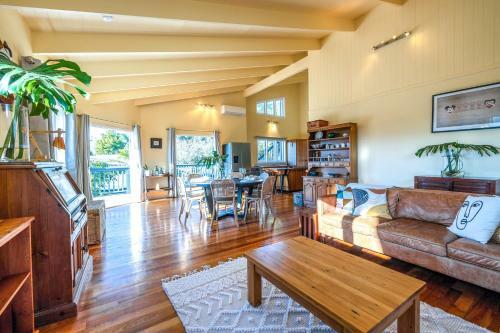 Okahu House - Surfdale Holiday Home