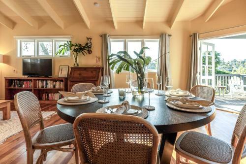 Okahu House - Surfdale Holiday Home