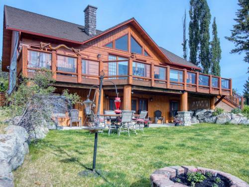 Pine Ridge Log Home With Lake View And Backyard