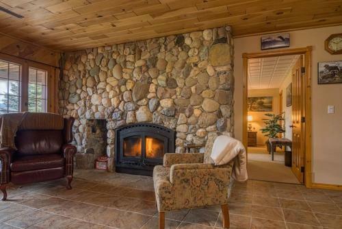 Pine Ridge Log Home With Lake View And Backyard