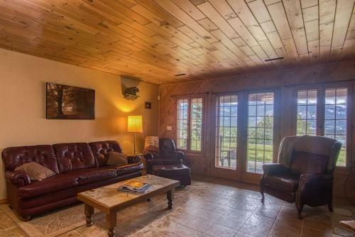 Pine Ridge Log Home With Lake View And Backyard