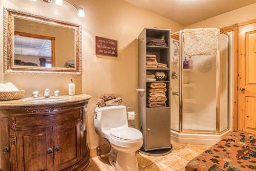Pine Ridge Log Home With Lake View And Backyard