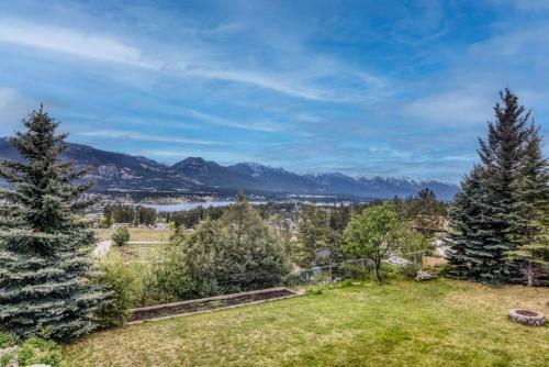 Pine Ridge Log Home With Lake View And Backyard
