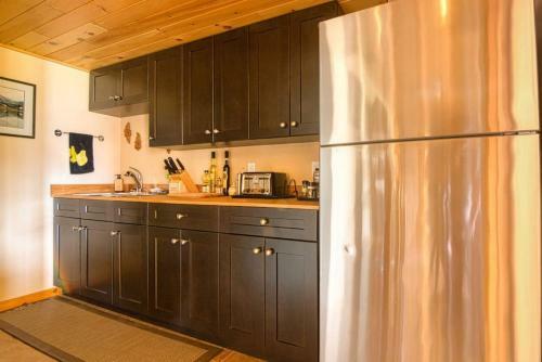 Pine Ridge Log Home With Lake View And Backyard