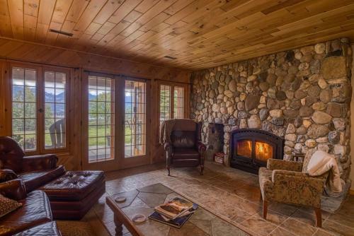 Pine Ridge Log Home With Lake View And Backyard