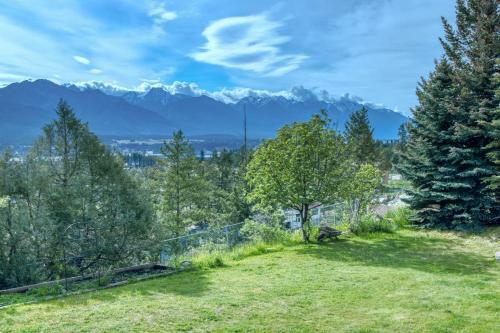 Pine Ridge Log Home With Lake View And Backyard
