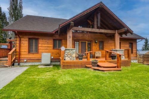 Pine Ridge Log Home With Lake View And Backyard