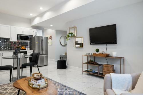 Quaint Luxurious Spa Like 2 Bdrms + Sofa Bed Suite