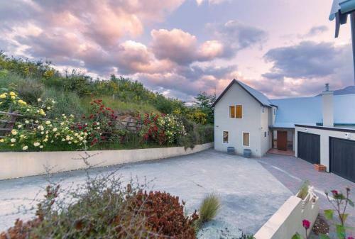 Nyumbani - Elevated Lake And Mountain Views