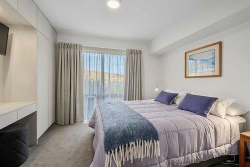 Misty Lakes - Lakefront Apartment