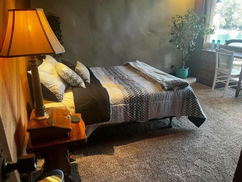 Cozy Waterfront Cabin -pool, Wifi, Gym, Parking-