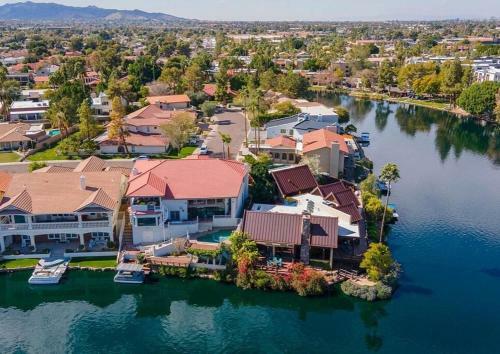 Cozy Waterfront Cabin -pool, Wifi, Gym, Parking-