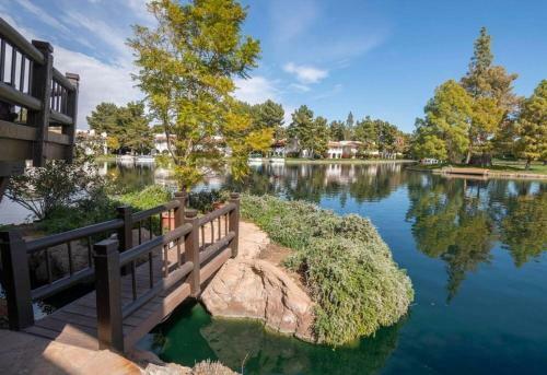 Cozy Waterfront Cabin -pool, Wifi, Gym, Parking-