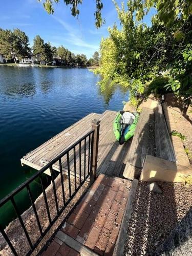 Cozy Waterfront Cabin -pool, Wifi, Gym, Parking-