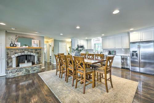 Exquisite Waterfront Escape On Lake Hamilton!