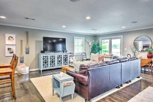 Exquisite Waterfront Escape On Lake Hamilton!