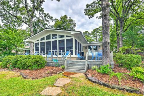 Exquisite Waterfront Escape On Lake Hamilton!