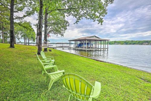 Exquisite Waterfront Escape On Lake Hamilton!