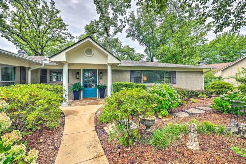 Exquisite Waterfront Escape On Lake Hamilton!