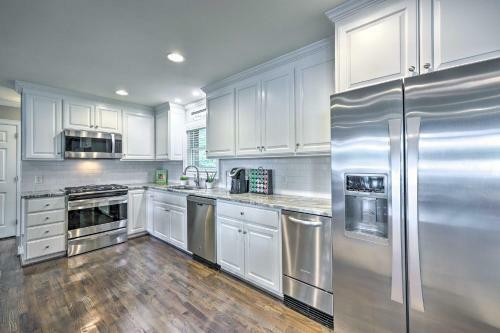 Exquisite Waterfront Escape On Lake Hamilton!