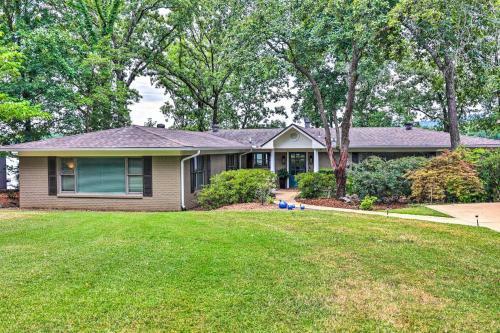 Exquisite Waterfront Escape On Lake Hamilton!