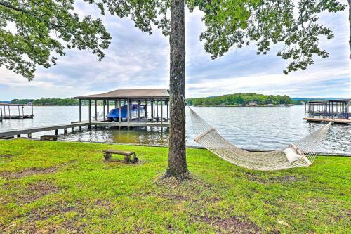 Exquisite Waterfront Escape On Lake Hamilton!