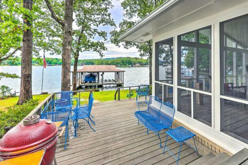 Exquisite Waterfront Escape On Lake Hamilton!