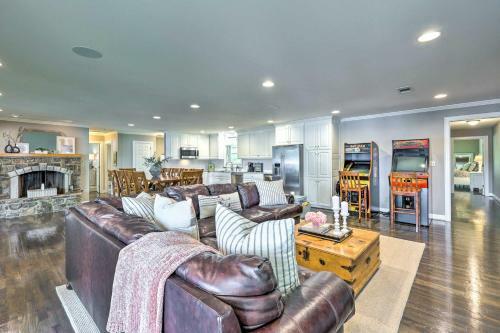 Exquisite Waterfront Escape On Lake Hamilton!