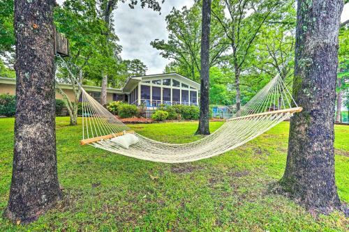 Exquisite Waterfront Escape On Lake Hamilton!