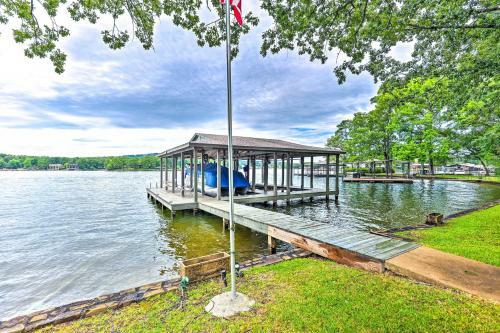 Exquisite Waterfront Escape On Lake Hamilton!