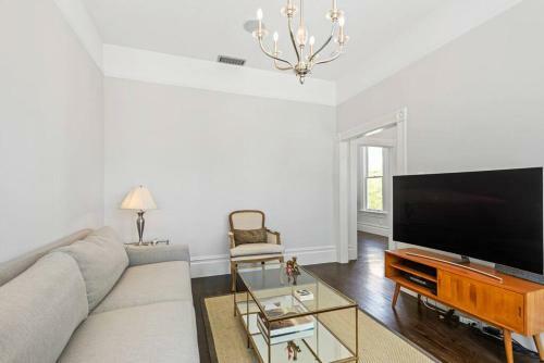 Upper Level 1885 Queen Anne Flat