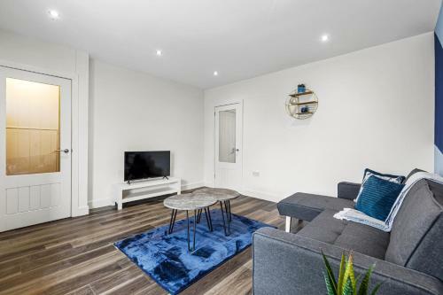 ?modern?4bed House?walsall?parking?wifi?m6?j9
