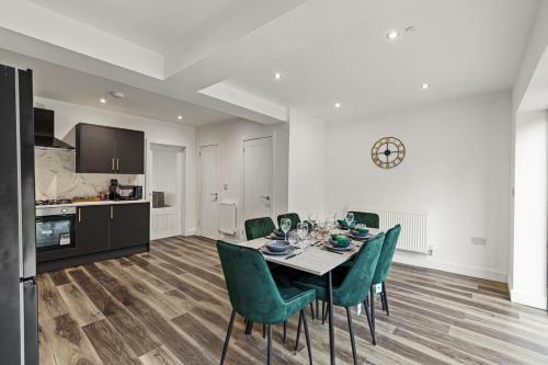 ?modern?4bed House?walsall?parking?wifi?m6?j9