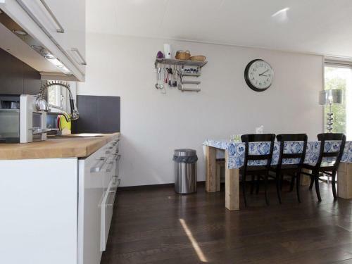 Welcoming Holiday Home In Grou Near River