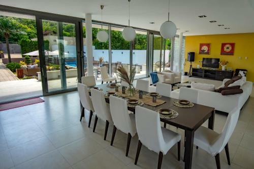 Lux Villa ?danube Palm? With Outdoor Pool