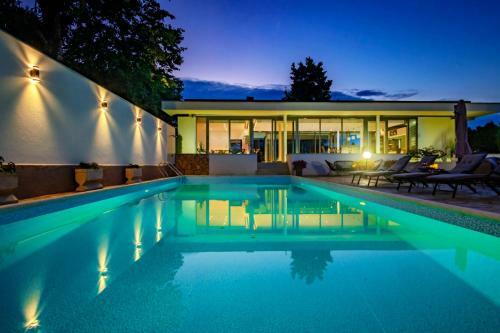 Lux Villa ?danube Palm? With Outdoor Pool