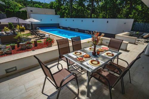 Lux Villa ?danube Palm? With Outdoor Pool