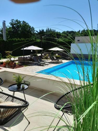 Lux Villa ?danube Palm? With Outdoor Pool